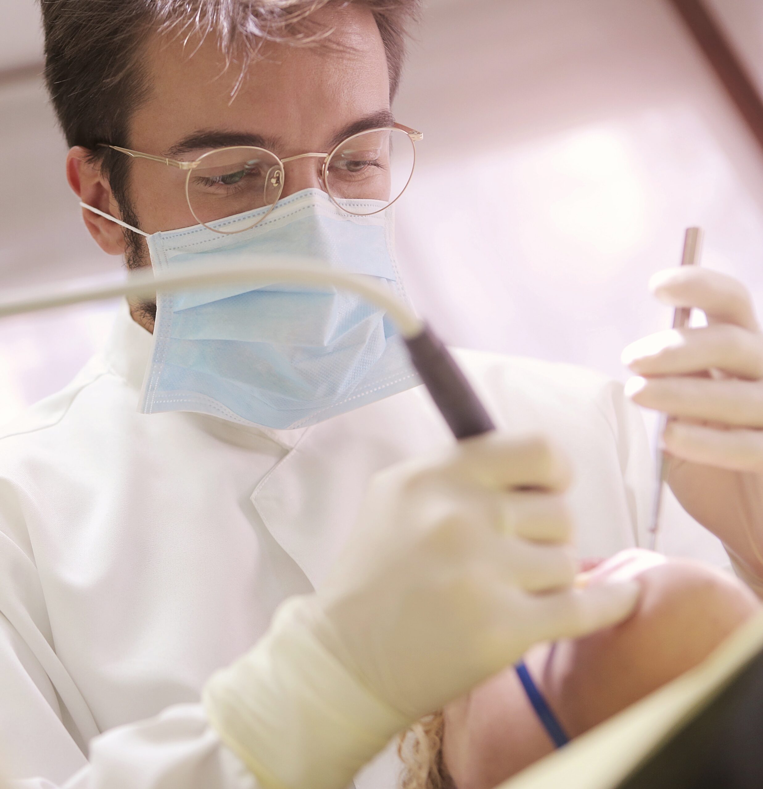 An emergency dentist in Winnipeg performing an emergency procedure